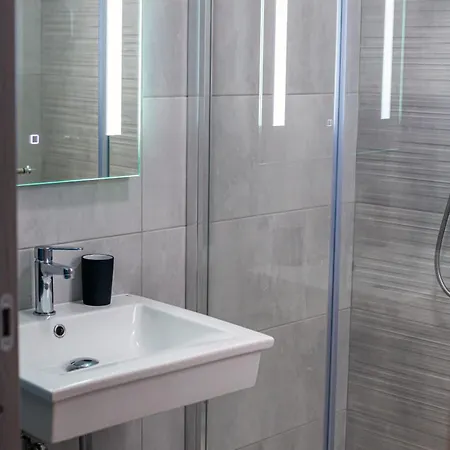 Modern Hennessy * سانت جوليان