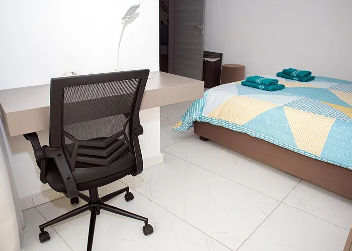 Modern Hennessy Lejlighed *